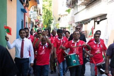ސަފު ހަދާފައި ބެރު ދުންމާރީގައި މުޅި މަޖިލިސް މެޗު ބަލަން!