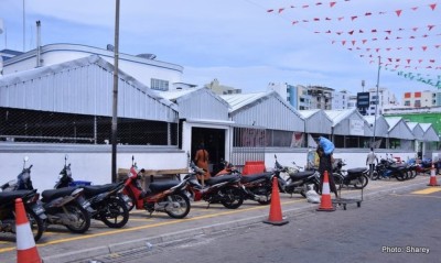 މާލޭ ލޯކަލް މާރުކޭޓު ހިންގަން ޝައުގުވެރިވާ ދިވެހިންނާ މޭޔަރު ބައްދަލު ކުރަނީ