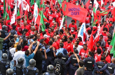 "އިންޑިއާ އައުޓް" ބެނާ ދެމުން ޕީޕީއެމުން ކުށްވެރިކޮށްފި