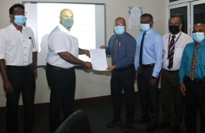 އެންއައިސީގެ ކުރީގެ ރައީސް މާނިއު ސިޔާސީ ޕާޓީއެއް ހަދަނީ