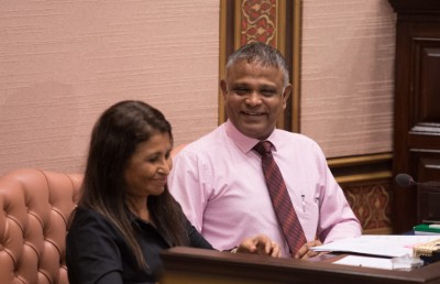 ބޭރަށް ކިޔަވަން ފޮނުވުާ އެޖެންޓުން މަކަރުން ފައިސާ ނަގާތީ ސަމާލުވާން ގޮވާލައިފި