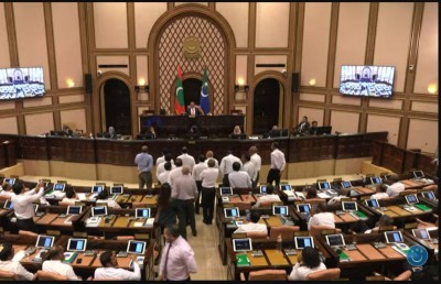 އޭޖީގެ މައްސަލަ މަޖިލިހުން "ގެއްލިއްޖެ"، ކަންބޮޑުވުމެއް ވެސް ނެތް!