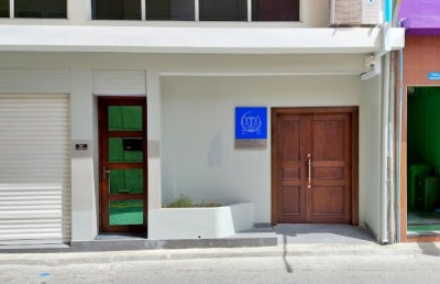 އިންތިގާލީ އިންސާފު އޮފީހުގެ މުވައްޒަފަކު މަސްތުގެ ހާލަތުގައި އޮފީހަށް ގޮސް ފުރައްސާރަ ކުރަނީ