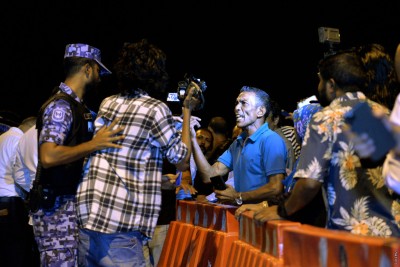 ރޭގެ މުޒާހަރާއިން ފުލުހުންގެ ބެލުމުގެ ދަށަށް ގެންދިޔަ އެންމެން ދޫކޮށްލައިފި