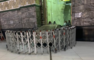 ފެންސްތައް ފަޅާލައި ހަރަމްފުޅުގެ ގޭޓެއްގައި ޖެހުނު ކާރެއްގެ ޑްރައިވަރު ހައްޔަރުކޮށްފި