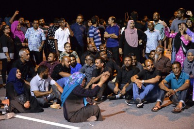 ޔާމީން މިނިވަންކުރަން ގޮވާލައި އިދިކޮޅުން މާލޭ ޖަލު ކައިރީ މުޒާހަރާކޮށްފި