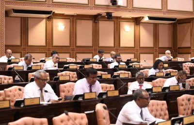 ހަޅޭކާއި އަވަގުރާނައިގެ ތެރޭގައި މަޖިލިސް މެދުކަނޑާލައިފި!