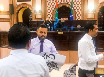 ޔާމީން މިނިވަންކުރަން ގޮވާލާ އިދިކޮޅު މެންބަރުން މަޖިލީހުގައި އިހުތިޖާޖު ކުރަނީ