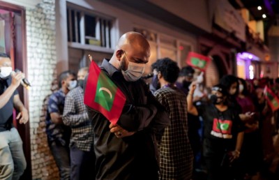 ހަ ތުހުމަތެއް ކޮށް ސުޖާ މާދަމާ ޕޮލިހަށް ހާޒިރުކުރަނީ