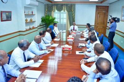ރައީސްގެ ދައުވަތަކަށް 200 އެއްހާ ކައުންސިލަރުން ކްރޮސްރޯޑަށް ޖަމާވަނީ