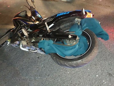 އަންހެނެއްގެ ހެދުން ސައިކަލެއްގެ ފޮރުޅުގައި އޮޅިގެން އެކްސިޑެންޓެއް ހިނގައިފި