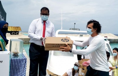 ޓޫރިސްޓަކު ވެލިދު އާއި މިލަދޫ ސްކޫލަށް ތަކެތި ހަދިޔާކޮށްފި