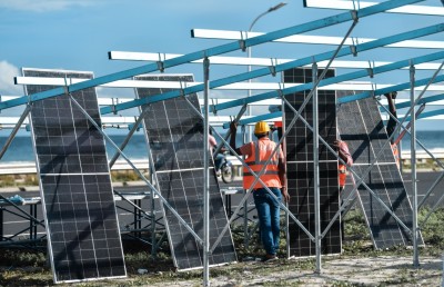 މާލެ-ހުޅުމާލެ ހައިވޭގައި ހަރުކުރާ ސޯލާ ޕެނަލްތަކުން އަންނަ މަހު ކަރަންޓު އުފައްދަން ފަށަނީ