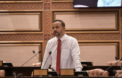 ކުއްޔަށް އޮތް ހައްލަކީ މާލެ ތޮއްޖެއްސުން ކުޑަކޮށް، ރަށްތައް ތަރައްގީކުރުން: އަލީ ހުސައިން