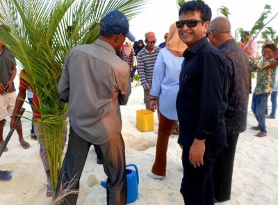 ހޯރަފުށީގައި 100،000 ގަސް އިންދަން ފަށައިފި