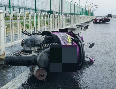 ބުރިޖުގައި ދެ ސައިކަލު ޖެހި، އަންހެނެއްގެ އަތް ބިދިއްޖެ