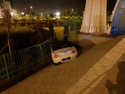 ބްރިޖް މަތިން އަޑި ޕާކް ތެރެއަށް ވެއްޓުނު ކާރު ޓޯކޮށްފި