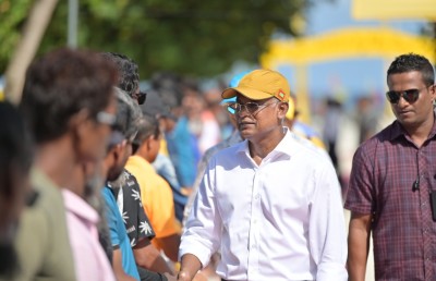 ނޫމަރާއިން ރައީސަށް ހޫނު މަރުހަބާއެއް؛ ކައިރީގައި އޮތް ފަޅު ރަށް ދެނީ