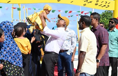 ނޫމަރާއިން ރައީސަށް ހޫނު މަރުހަބާއެއް؛ ކައިރީގައި އޮތް ފަޅު ރަށް ދެނީ