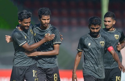 މޯހަން އާއެކު އީގަލްސް ތަފާތު ފޯމެއްގައި، ވެލެންސިއާ އަތުން ޔޫވީ އަށް އުނދަގޫ މޮޅެއް