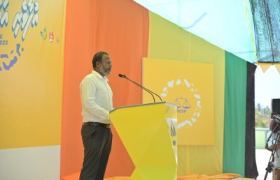 "ބައްޕަ ގެންނަ ހަދިޔާ އަށް ކުރާ އިންތިޒާރު ރިޔާސީ ކެންޑިޑޭޓްގެ ޕްރޮޖެކްޓަށް ކުރޭ"