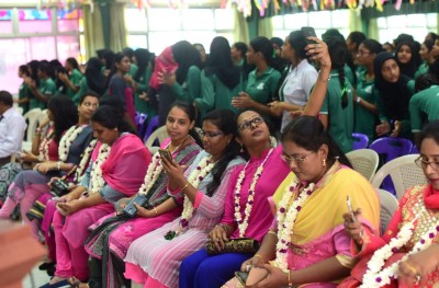 "ފޭކް" ސެޓްފިކެޓްގައި ބިދޭސީ ޓީޗަރުން އުޅޭ، އެކަމަކު ދައްކަން ބޭނުން ނުވާ ވާހަކައެއް!