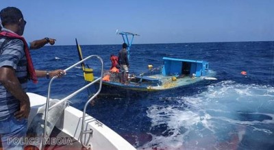 ވެލި ބަރުކޮށްގެން ދިޔަ ދޯންޏެއް އަޑިއަށް ހިނގައްޖެ