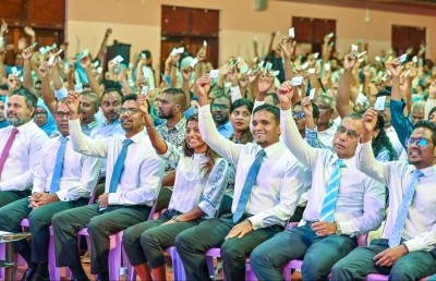 ޑިމޮކްރެޓްސް އުފެއްދުމާ އެކު، ކޮމިޓީތައް އަލުން އެކުލަވާލަން އަނެއްކާވެސް ޖެހިއްޖެ؟
