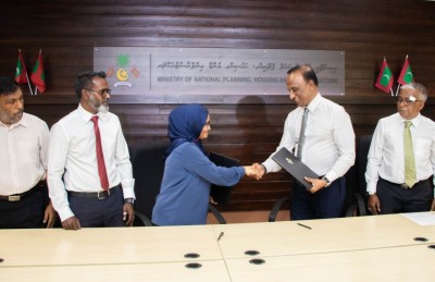 އެއާޕޯޓް އަޅާ ތިން ރަށެއްގެ ބިން ހިއްކަން 654 މިލިއަން ރުފިޔާގެ މަޝްރޫއު ހަވާލުކޮށްފި