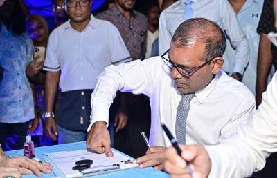 ނަޝީދު ޑިމޮކްރެޓްސް އަށް ސޮއި ކުރައްވައިފި