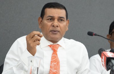 ސަން ސިޔާމް ސިންގަޕޫރަށް ވަޑައިގަތުމުން ޕާސްޕޯޓް ހިފަހައްޓައިފި