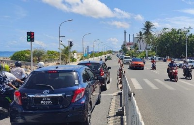 ބްރިޖުގެ ޓްރެފިކް ލައިޓްތައް ބަދަލުކޮށް ބޭނުންކުރަން ފަށައިފި