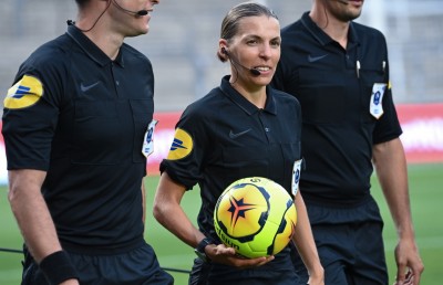 އަންހެން ރެފްރީ ފްރަޕާޓް ޗެމްޕިއަންސް ލީގު މެޗަކަށް