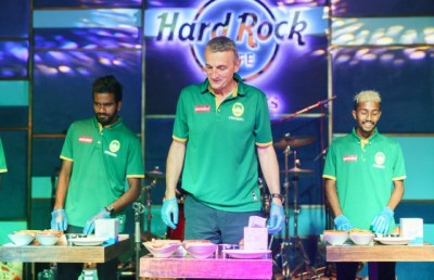 މެސީގެ ސޭންޑްވިޗެއް ހާޑްރޮކްގެ މެނޫއަށް