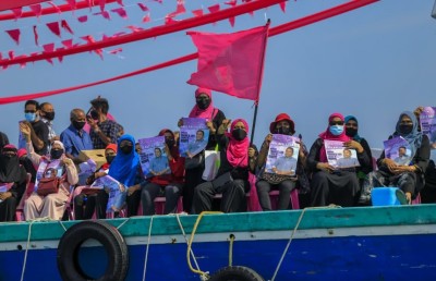 ޔާމީން މިނިވަންކުރަން ގޮވާލައި، އިދިކޮޅުން ކަނޑުމަތީގައި މުޒާހަރާކޮށްފި