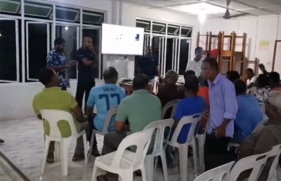 ހިތަދޫ-ކުނަހަންދޫ ކޯޒްވޭގެ މައްސަލާގައި މުޒާހަރާކޮށް، ސަރުކާރުން ފޮނުވި މީހުން ރަށުން ބާލައިފި