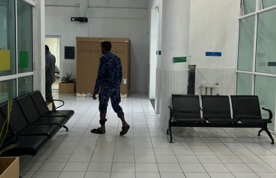 ފުވައްމުލަކުގައި ބޮޑު ހަމަނުޖެހުމެއް ހިނގައި ހަތަރު ފުލުހަކަށް އަނިޔާވެއްޖެ