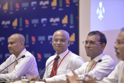 ދެ ރައީސުން ކައުންސިލް ކެމްޕެއިން ޕޯސްޓަރު ހަރު ކުރުމަށް ނުކުންނަނީ