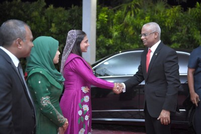 ރައީސްގެ ކާރުކޮޅު މައްޗަށް ފެންއެއްޗެއް ބަންޑުންކޮށްލި މައްސަލައެއް ބަލަންފަށައިފި