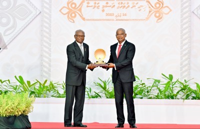 ކުޅިވަރުގެ ހިދުމަތްތެރިޔާ މައިޒާން އަލިބެ އަށް ޝަރަފުވެރިކަމުގެ ގައުމީ އިނާމު އަރުވައިފި