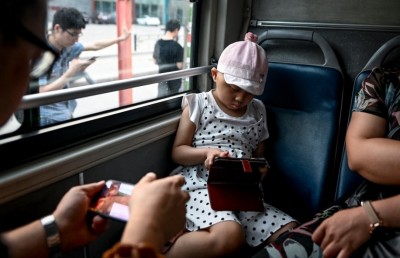 ޗައިނާގައި ކުދިންގެ ސްކްރީން ވަގުތު މަދުކުރަނީ