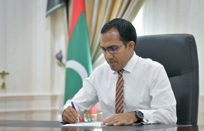 މަޖިލިސް ތަޣައްޔަރުކުރަން ސަރުކާރު ތެރެއިން ބަޔަކު މަސައްކަތްކުރޭ: އާޒިމް