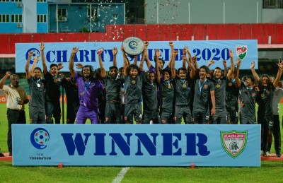 ފަހަތުން އަރައި މާޒިޔާ ބަލިކޮށް އީގަލްސް އިން ޝީލްޑް އުފުލާލައިފި
