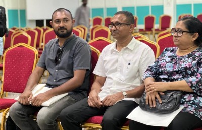 ރައީސާއި ނައިބު ރައީސް ކަމަށް ދެމަފިރިން ކުރިމަތިލައިފި، އެޖެންޓަކީ ދަރިފުޅު!