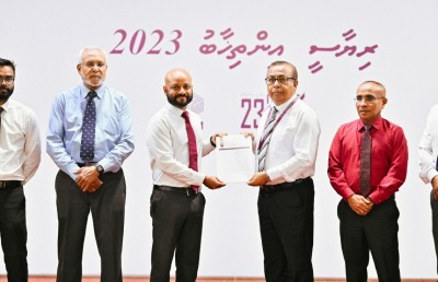 ފާރިސްގެ ކެންޑިޑެސީ ފޯމު ހުށަހަޅައިފި