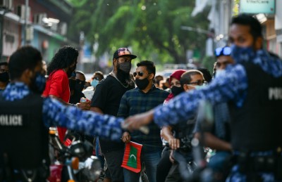 ޑިމޮކްރެސީ ކާމިޔާބު ނުވަނީ ކޮރަޕްޝަނާއި ޕާޓީތަކާ ހެދި: ސާވޭ