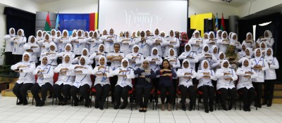 ބަނދަރުތަކުގައި މުދާ ބަލައިފާސްކުރަން ކަސްޓަމްސްގެ އަންހެން އޮފިސަރުން!