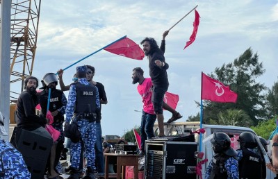 ރައީސްގެ ދަތުރާ ދިމާކޮށް ވިލިނގިލީގައި ހަމަނުޖެހުން ހިނގައި 3 މީހަކު ހައްޔަރުކޮށްފި