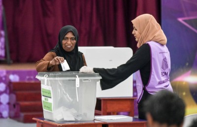މީހުން މަދުވެގެން ބާތިލުކުރި ފޮށިތަކަށް ރަޖިސްޓްރީ ކުރި މީހުން ވޯޓުލާ ފޮށި ބަދަލުކުރަން ފުރުސަތު
