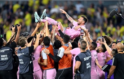 މަޔާމީގައި މެސީގެ ފުރަތަމަ ތަށި، ކުޅުންތެރިންގެ އިހުތިރާމާއި ލޯބި ބަންޑުން ކޮށްލައިފި